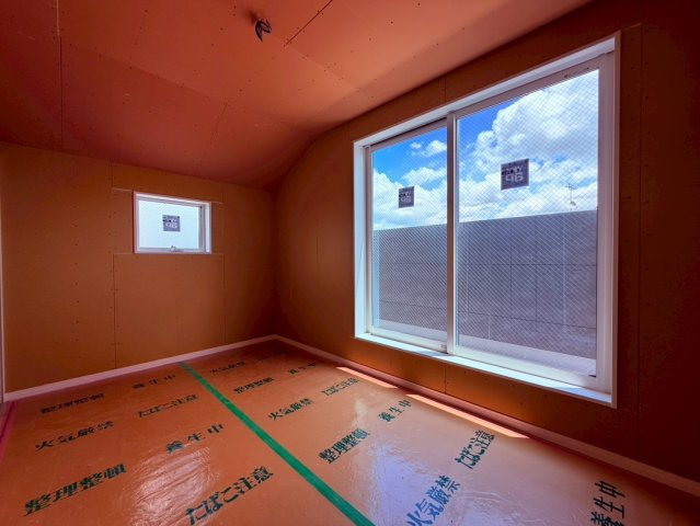 【洋室】 | 豊島区長崎２丁目　新築戸建て | 【建築中】明るい陽射しが差し込む、心地よい洋室です