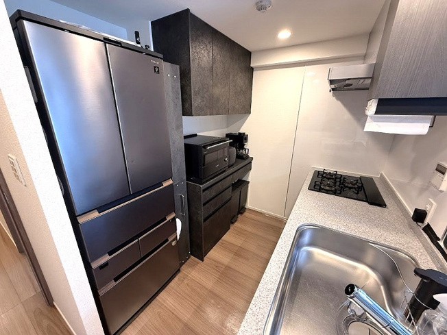 【キッチン】 | プレシス朝霞台グリーンパークス（朝霞店） | 2025年11月撮影/キッチン
背面にキッチンキャビネットが設置された機能的なシステムキッチンです。