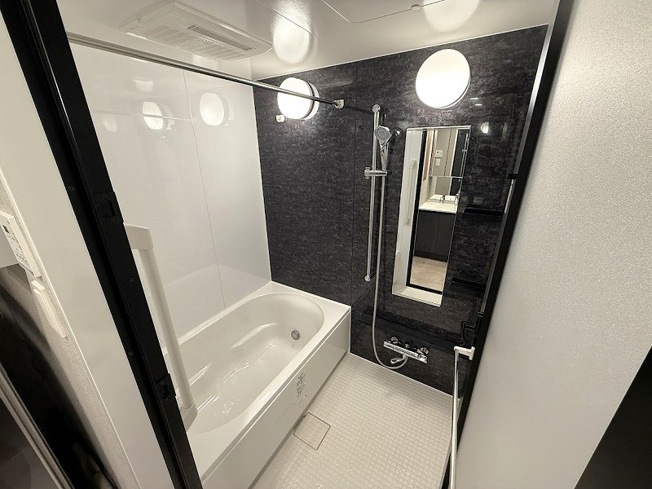 【浴室】 | プレシス朝霞台グリーンパークス（朝霞店） | 2025年11月撮影/浴室
落ち着いた色合いの浴室は1日の疲れをほぐすリラックス空間。