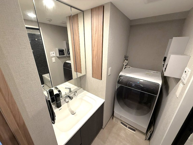 【洗面所】 | プレシス朝霞台グリーンパークス（朝霞店） | 2025年11月撮影/洗面室
洗面台横のリネン庫や三面鏡裏にも収納スペースが充実した洗面室。