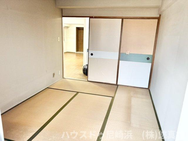 日興宝塚スカイマンションの和室|■リビングの続き間の為、急な来客時やお子様の遊び場として◎家族の寛ぎの場所に！