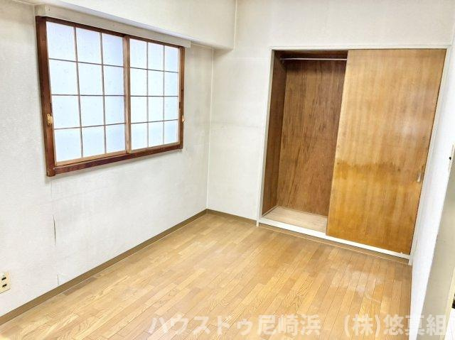 日興宝塚スカイマンションの収納|■便利な大容量のリビング収納には出番の多い生活用品や上着等たっぷり収納可能♪