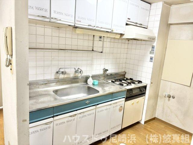 日興宝塚スカイマンションのキッチン|■白を基調とした清潔感溢れるキッチンスペース。