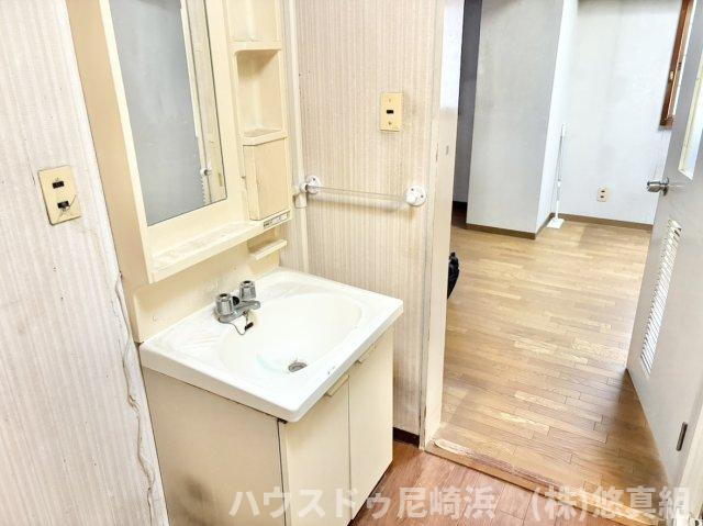 日興宝塚スカイマンションの独立洗面台|■毎日の身支度を落ち着いて行え、収納も兼ね備えた独立洗面台♪室内に洗濯機置場ございます！