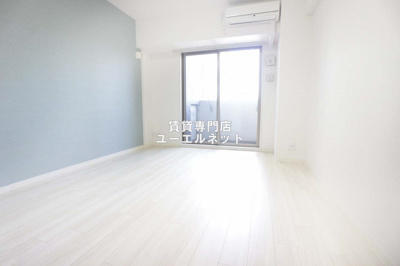 【居間・リビング】 | ファーストステージ江坂広芝町2 | ゆったりとくつろげる、落ち着きのある居室空間です