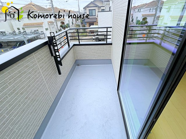 第7上尾西宮下　新築一戸建て　ハートフルタウン　Cのバルコニー|お洗濯にも便利なバルコニー付き
