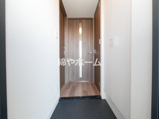 スプランディッド難波WESTの玄関|収納もある玄関です
