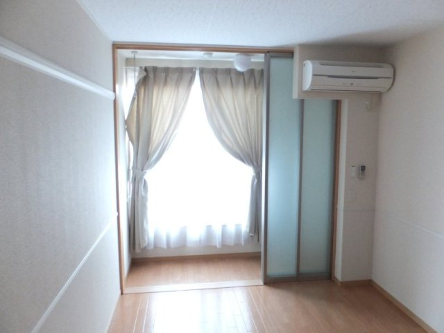 レオパレスフォーブル２１Ａの居間・リビング|ペットをつないでおける室内バルコニー