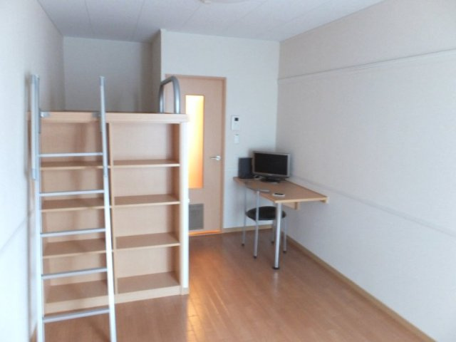 レオパレスフォーブル２１Ａの居間・リビング|造り付ベッドで薄型ＴＶのお部屋です