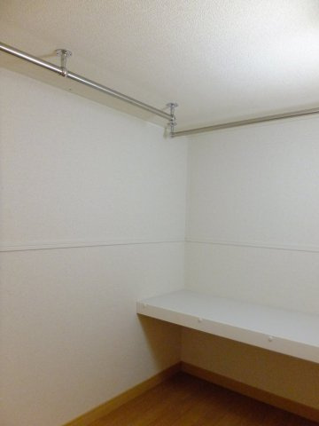 レオパレスフォーブル２１Ａの内装|ベッド下収納には照明も付いています