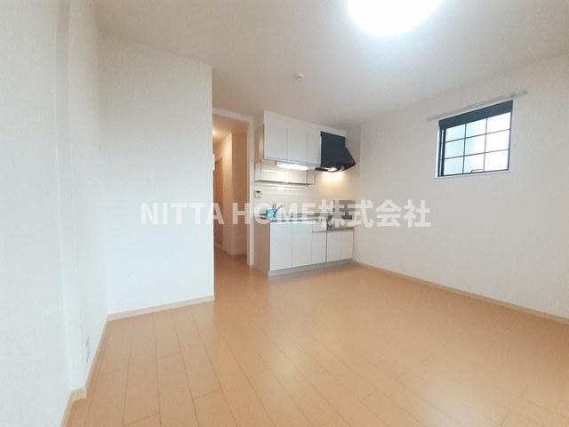 ジュネスカーサの居間・リビング|全室フローリングの室内です♪