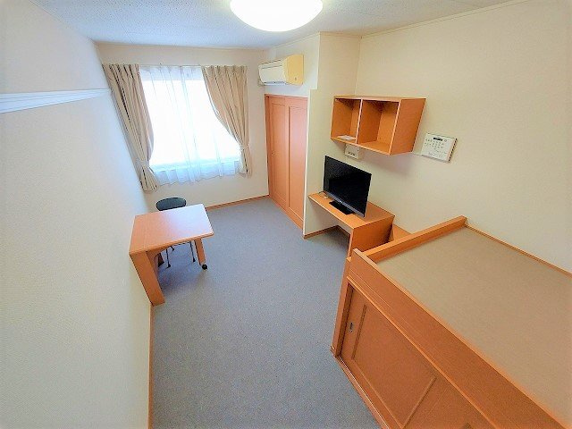 レオパレス多布施の寝室|2Ｆのお部屋はカーペットです。