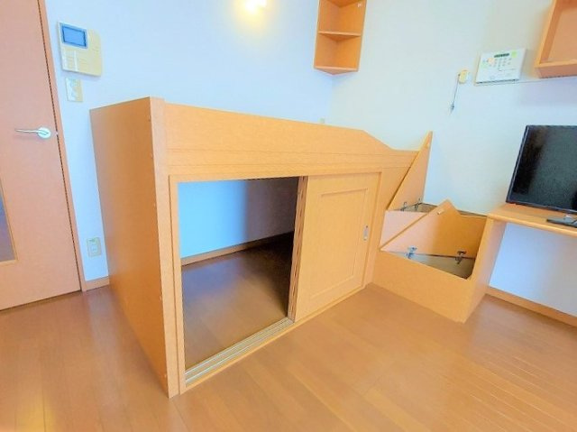 レオパレスホームランドの内装|ベッド下収納でお部屋スッキリ片付きます。