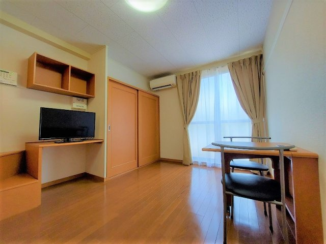 レオパレスホームランドの居間・リビング|1Ｆのお部屋はフローリングです。