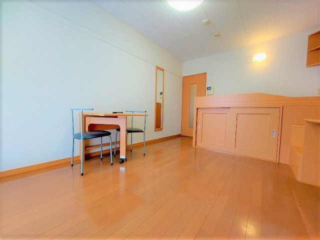 レオパレスホームランドの居間・リビング|1Ｆのお部屋はフローリングです。