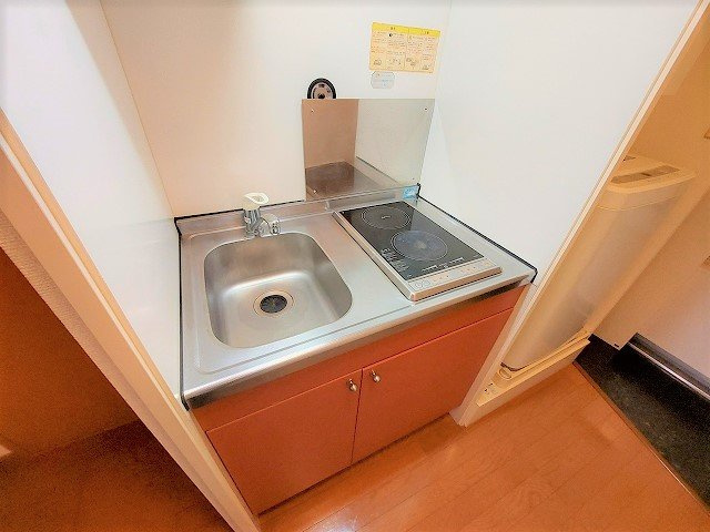 レオパレス福美荘のキッチン|2口電気コンロ設置済。すぐに使用出来ます。