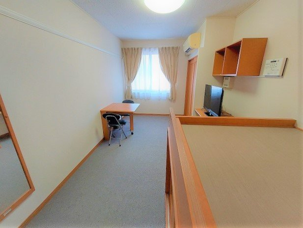 レオパレス福美荘の居間・リビング|2Ｆのお部屋はカーペットです。