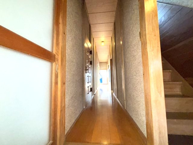 北条辻戸建の内装|明るい廊下です