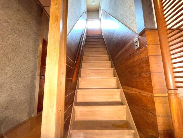 北条辻戸建の内装|階段です