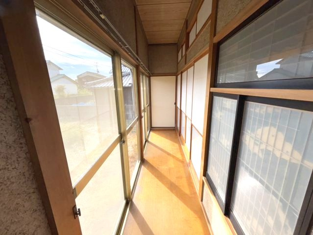 北条辻戸建の内装|明るい色調の室内です