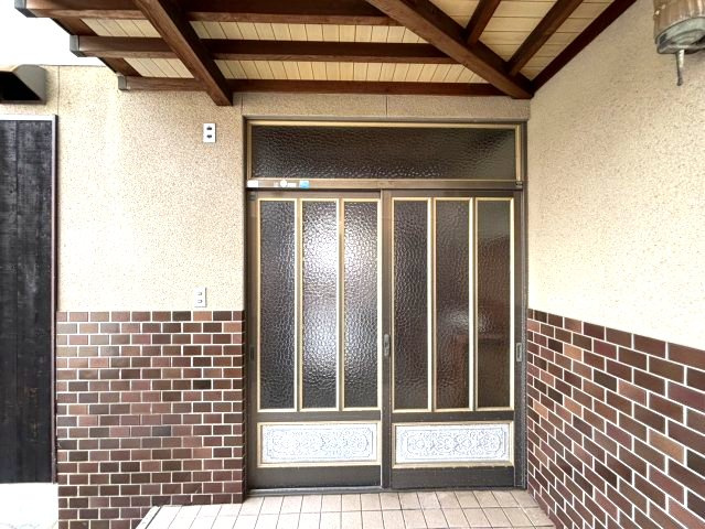 北条辻貸家　松山市北条辻の戸建賃貸の玄関|明るい玄関です