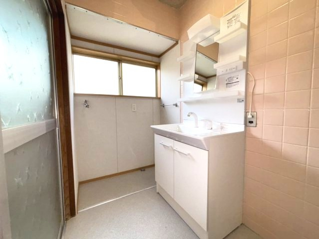 北条辻貸家　松山市北条辻の戸建賃貸の独立洗面台|朝の身支度には欠かせない独立洗面化粧台