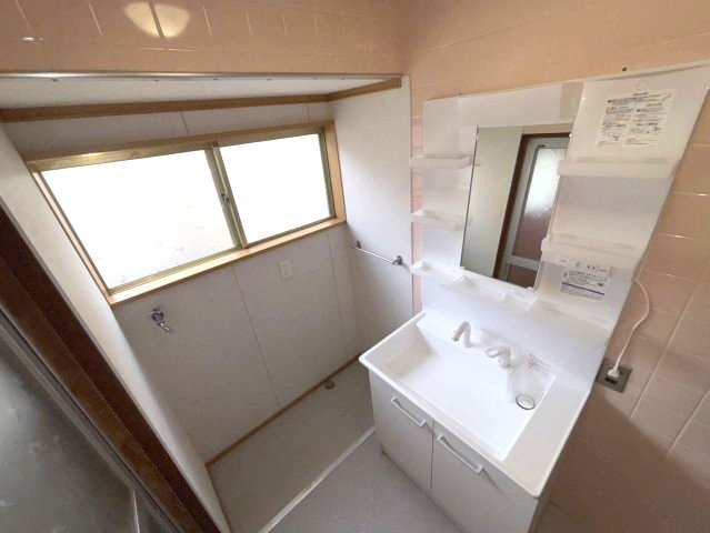 北条辻貸家　松山市北条辻の戸建賃貸の独立洗面台|朝の身支度には欠かせない独立洗面化粧台