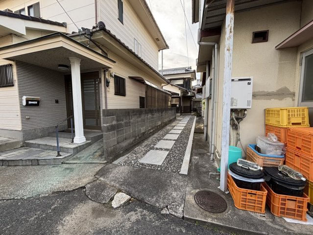 北条辻貸家　松山市北条辻の戸建賃貸のエントランス|建物へはこの通路から入ります