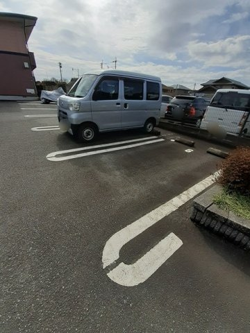 エクレール山本の駐車場