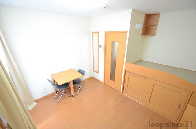 レオパレス小郡インターの居間・リビング