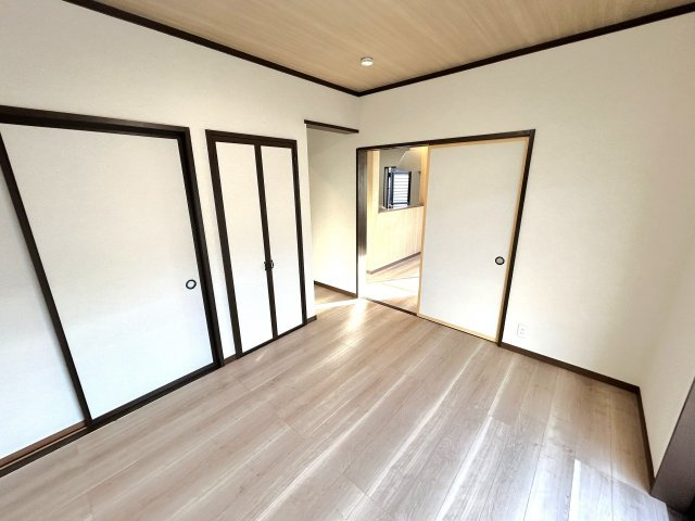 小山市城北4丁目の洋室|1階洋室はリビング横で使い勝手良好！客間やお子さまのお昼寝スペースにも便利です！