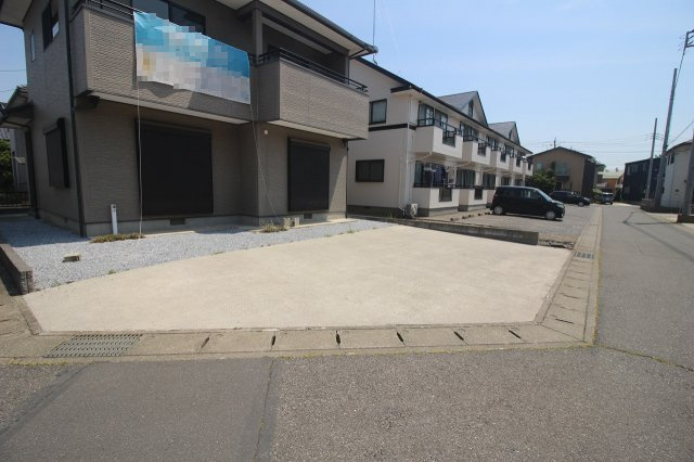 小山市城北4丁目の駐車場|駐車スペースは並列でゆったり確保！3台駐車可能なので、来客時にも安心の広さがあります！