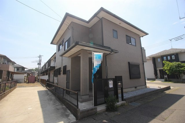 小山市城北4丁目の外観|ゆとりある敷地と重厚感あるデザインが魅力！前面道路も広く、お車の出入りもスムーズです！