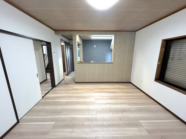 小山市城北4丁目の居間・リビング|木目調の床とアクセントクロスがおしゃれなLDK！リフォーム済みで気持ちよく新生活を始められます！