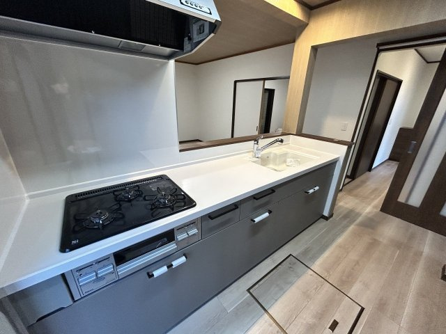 小山市城北4丁目のキッチン|新品交換済みのシステムキッチン！対面式でご家族との会話を楽しみながらお料理できます！