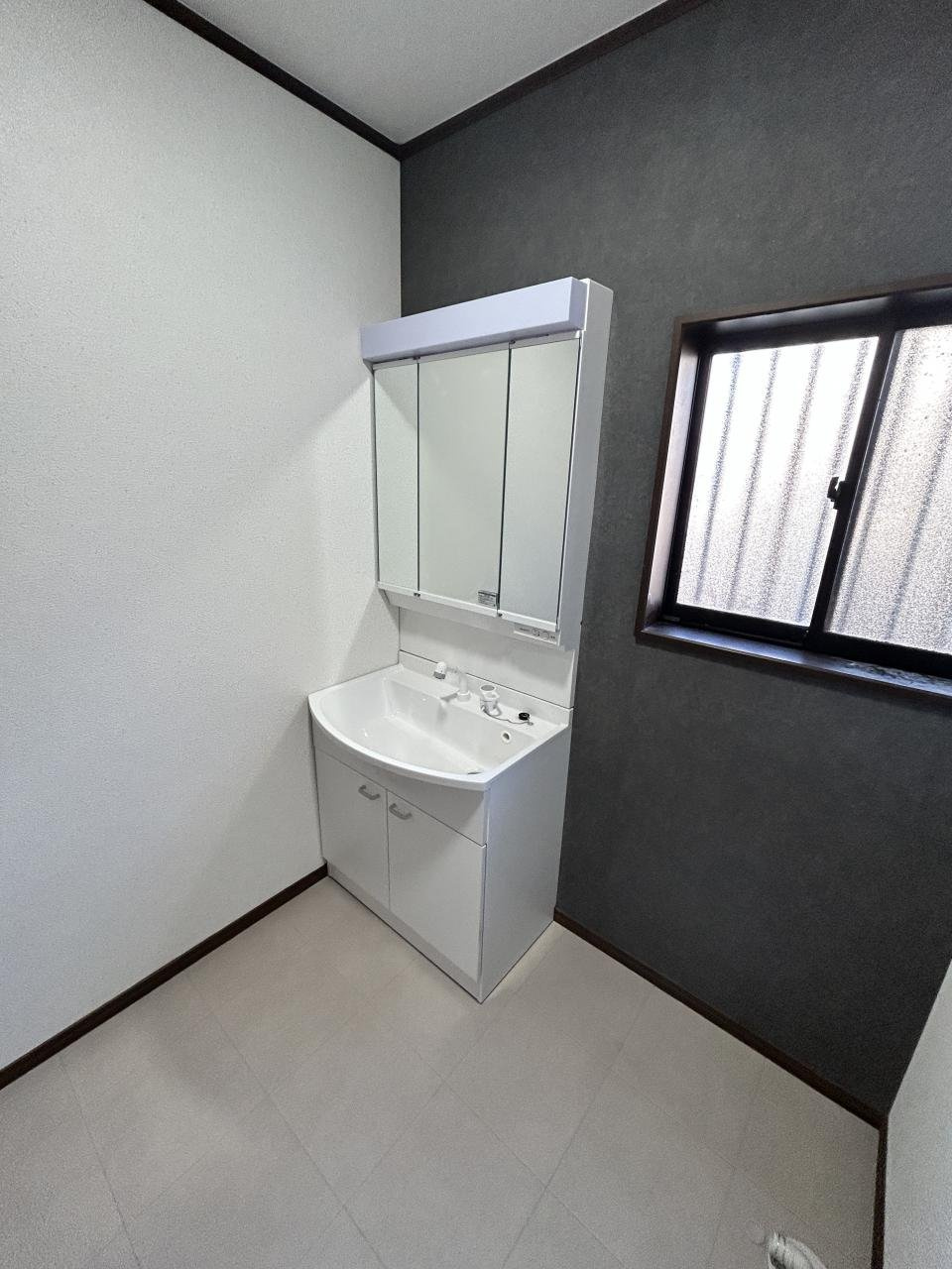 小山市城北4丁目の独立洗面台|三面鏡付き洗面化粧台を新品交換！窓付きで換気もしやすく、朝の身支度も快適です！