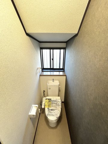 小山市城北4丁目のトイレ|トイレも新品交換済み！落ち着いたアクセントクロスで、清潔感のある空間に仕上がっています！