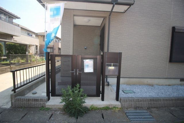 小山市城北4丁目の玄関|門扉付きの玄関アプローチで防犯面にも配慮！プライベート感のある玄関まわりです！