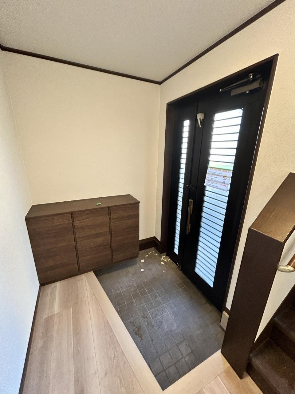 小山市城北4丁目の玄関|シューズボックス付きの玄関はスッキリ片付く空間！落ち着いた色合いで高級感があります！