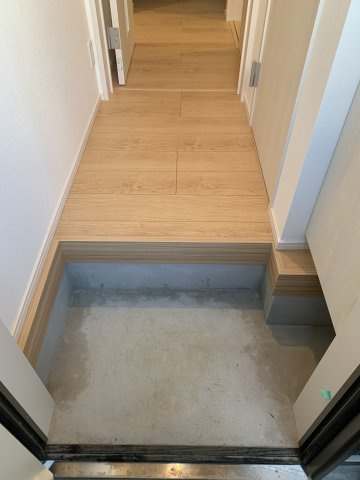 千葉市花見川区検見川町３丁目のアパートの玄関