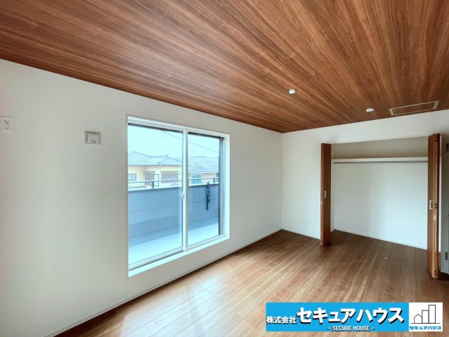 【今からご案内可能】知多市新知字斉宮畑　全2棟の洋室|【洋室】
◆広々とした居住空間は日々の暮らしを彩り、心のやすらぎと満足感を与えてくれます。通風と採光を考慮した設計は子供たちはのびのび育ち、家族でくつろぎと団らんを生み出します。