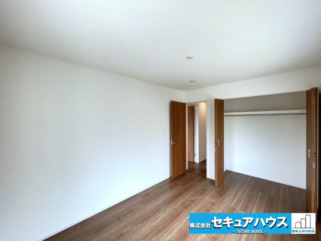 【今からご案内可能】知多市新知字斉宮畑　全2棟の洋室|【洋室】
◆家族一人ひとりの大切なプライベート空間。趣味に合わせて使って頂けるようシンプルに仕上げてあります。暮らし心地を大きく左右する収納を、適材適所に配置し使い勝手を考慮しました。　