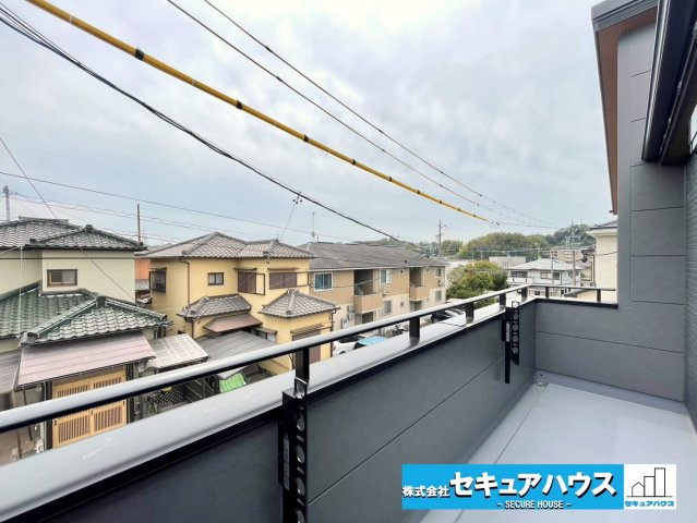 【今からご案内可能】知多市新知字斉宮畑　全2棟のバルコニー|【バルコニー】
◆見晴らしもよく、太陽の温かな温もりをめいっぱい受け止めてくれます。
太陽の光と爽やかな風を受けたお洗濯物はあっという間に乾き、取りこむ時には太陽の匂いを感じられそうですね。　