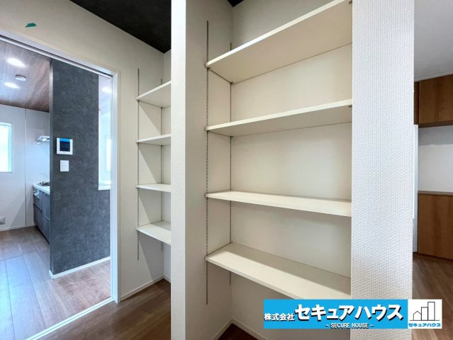 【今からご案内可能】知多市新知字斉宮畑　全2棟の収納|【キッチン横稼働棚】
◆使い方に合わせて自由に調整できるキッチン横稼働棚。
食材のストックや調理道具をスッキリ収納でき、必要なものをサッと取り出せるため、家事効率もぐっとアップします♪
