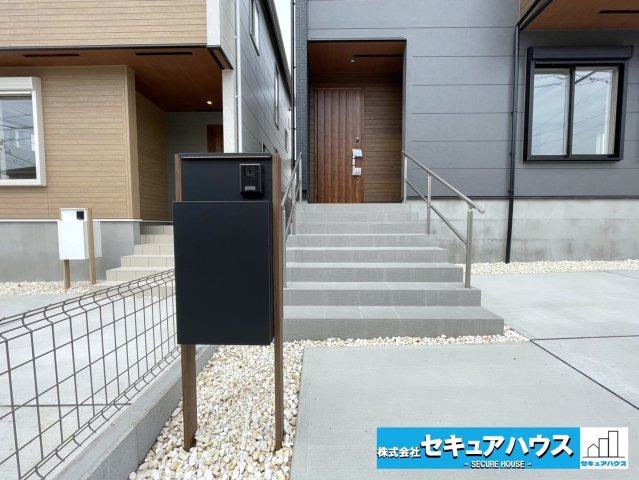 【今からご案内可能】知多市新知字斉宮畑　全2棟のその他|【宅配ボックス】
◆不在時でも荷物をしっかり受け取れる便利な宅配ボックス。
再配達の手間を減らし、忙しい毎日でも安心してネットショッピングを楽しめる快適設備です。