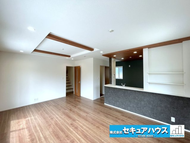 【今からご案内可能】知多市新知字斉宮畑　全2棟の居間・リビング|【LDK】
◆通学から帰宅し、リビングルームで会話を楽しむ子ども達。リビングから臨む景色は太陽色に染まり、解放感溢れゆったりとしたひと時を過ごすことが出来る素敵な空間です。