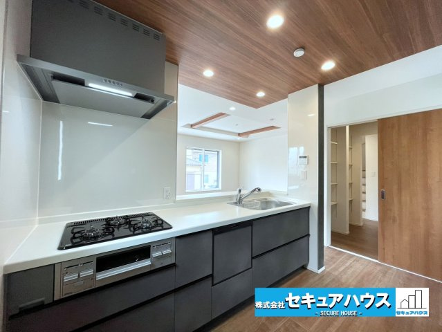 【今からご案内可能】知多市新知字斉宮畑　全2棟のキッチン|【キッチン】
◆同時にたくさんの料理が調理できる。「焼く・蒸す・煮る」の工程を同時進行で進めることができるので、料理を素早く作ることができます。育児でバタバタ忙しいママに嬉しい♪