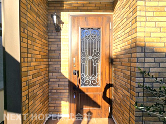 【玄関】 | 伊丹市寺本5丁目中古戸建 | 木の温もりを感じられる玄関ドアです♪