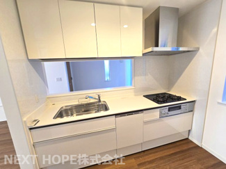 【キッチン】 | 伊丹市寺本5丁目中古戸建 | 対面式システムキッチンです♪お料理を作りながらリビングのご家族とのコミュニケーションもとれます！！食器洗い乾燥機付きで食後の後片付けはお任せですね！