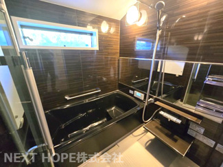 【浴室】 | 伊丹市寺本5丁目中古戸建 | 1坪タイプの浴室です♪一日の疲れも癒されます！！足を伸ばしてご入浴できます！！浴室乾燥機付きで雨の日のお洗濯物も困りませんね！